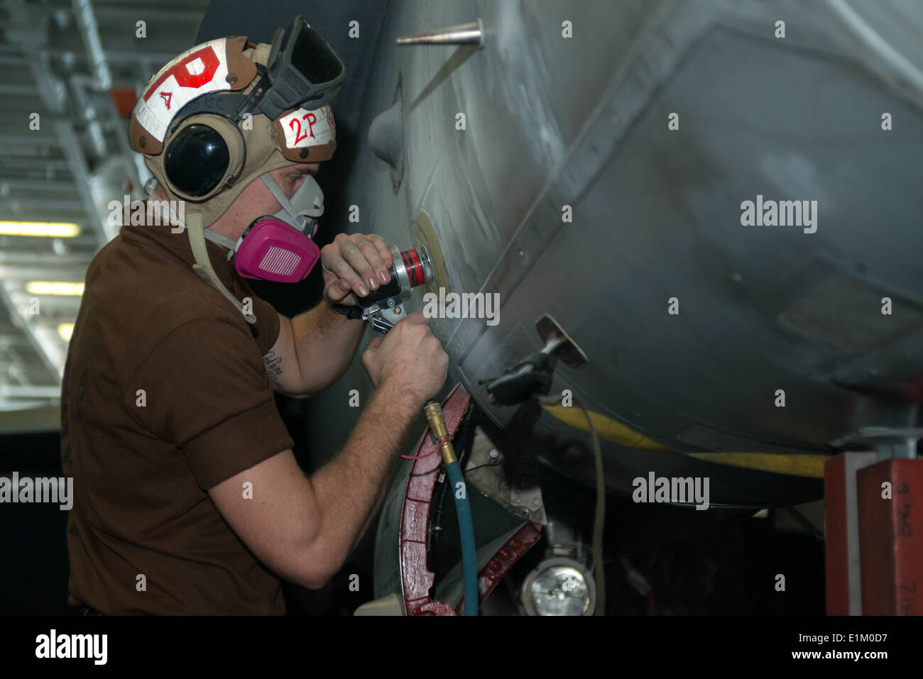 U.S. Marine Corps Lance Cpl. Robert McKelvey zugewiesen, Marine Fighter Attack Squadron (VMFA) 312, führt Korrosion zu verhindern Stockfoto