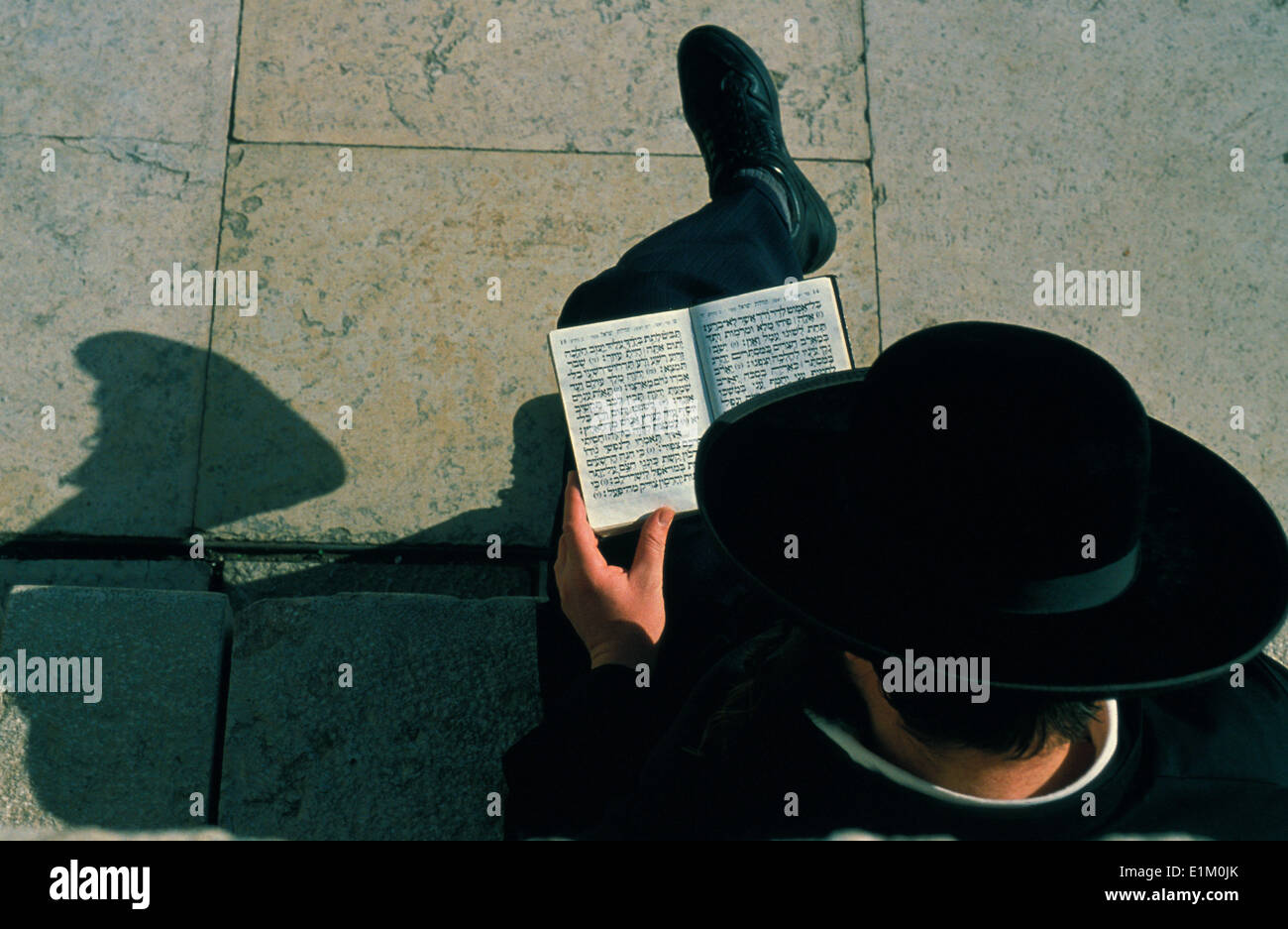 Orthodoxer Jude Lesung der Kotel, auch genannt Westmauer oder Klagemauer Stockfoto