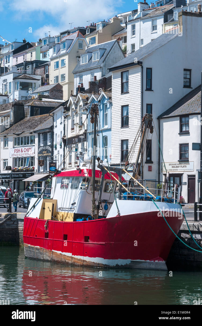 festgemachten Trawler in Brixham, Devon, Techniker, Maschinen, Werkzeug, Tag, Engineering, mechanisieren, Erwachsene, privat, Beruf, vertikale, Stockfoto