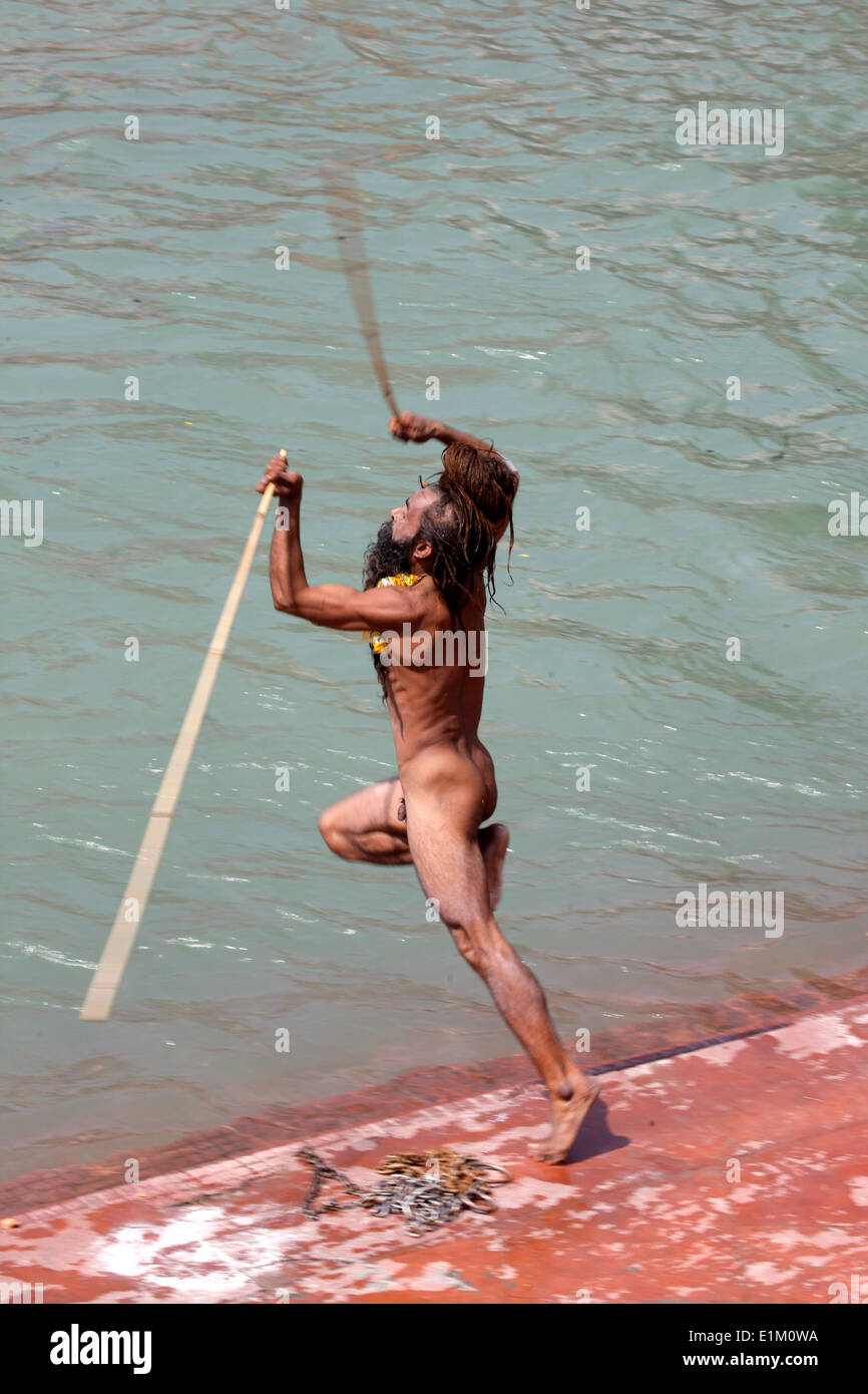 Naga Sadhu Sprung in den Fluss Ganges anlässlich "Somvati Amavasya", ein kein Mond-Tag in der traditionellen hinduistischen Kalender. Stockfoto