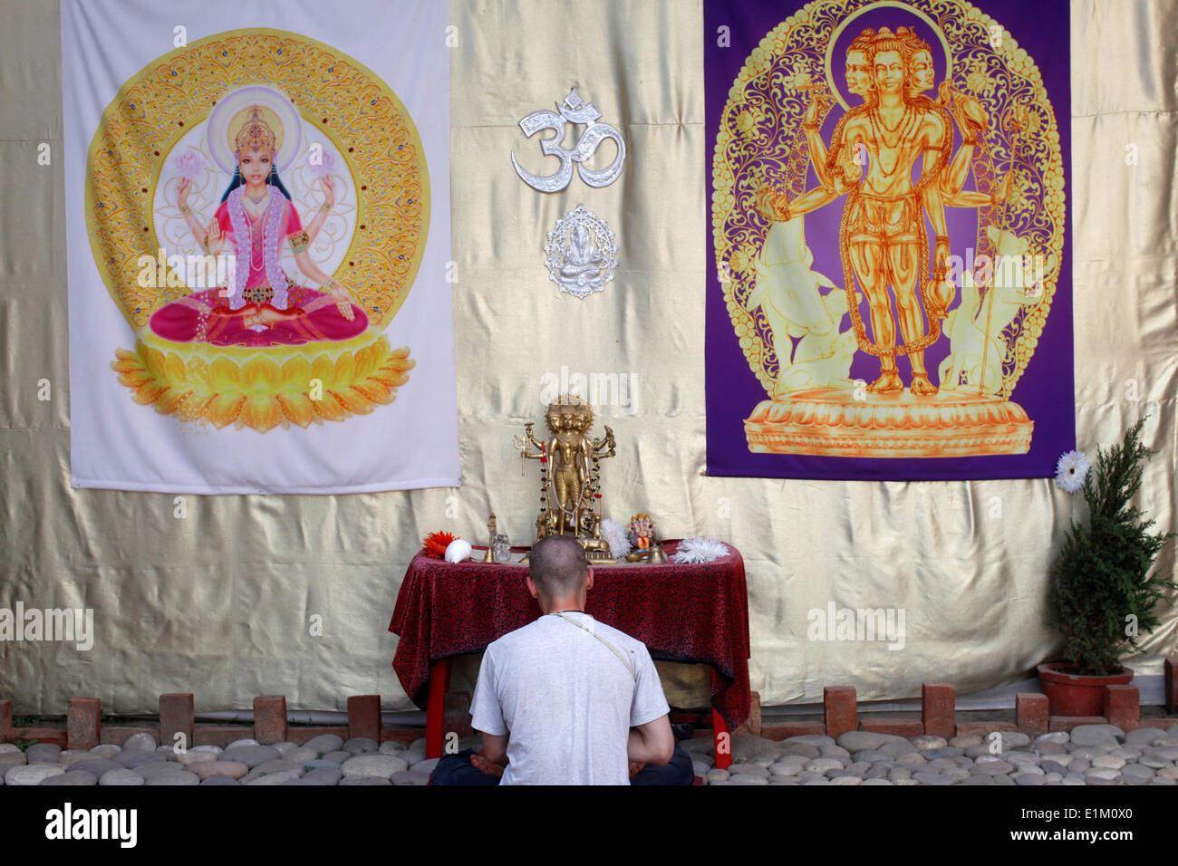 Westliche Anhänger in Pilot Baba Camp Kumbh Mela in Haridwar Stockfoto