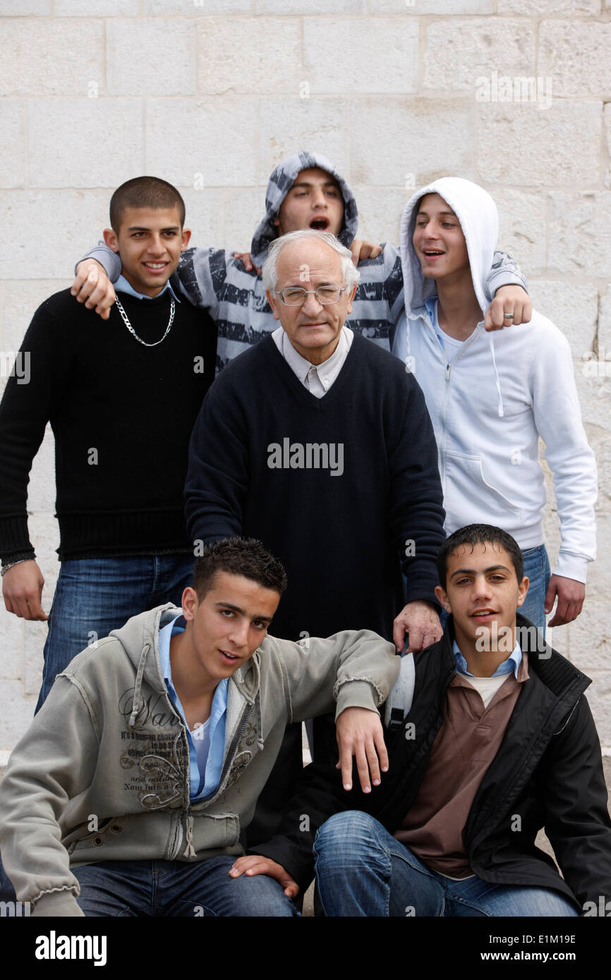Palästinensischen Jugendlichen und italienischen Schulleiter in der Don Bosco Schule Stockfoto