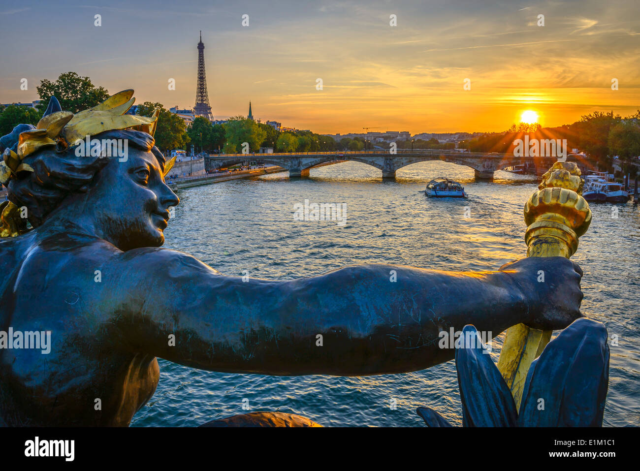 Pont des Invalides und Eiffel Turm bei Sonnenuntergang vom Pont Alexandre III Stockfoto