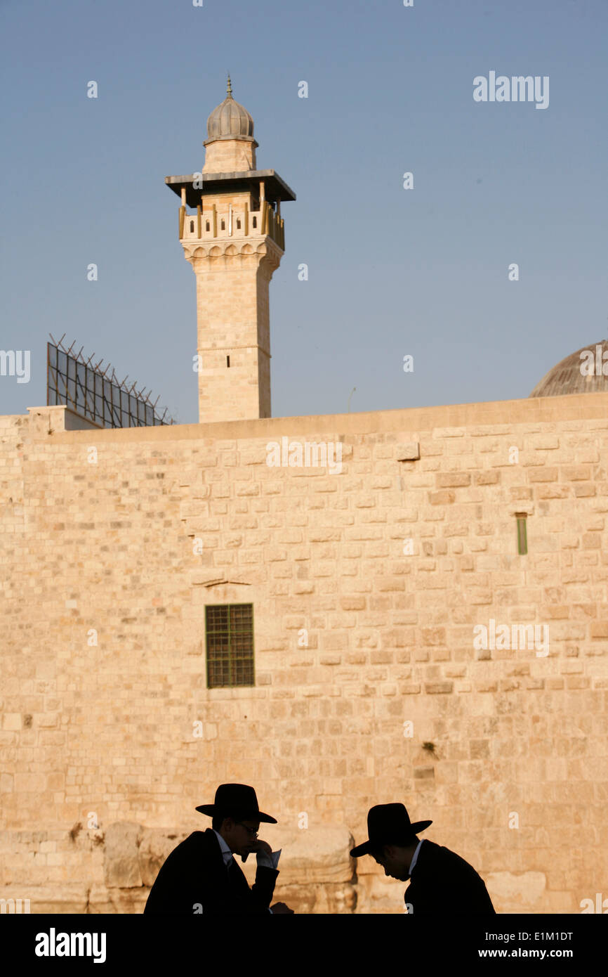 Orthodoxe Juden und El-Aqsa Moschee Minarett Stockfoto