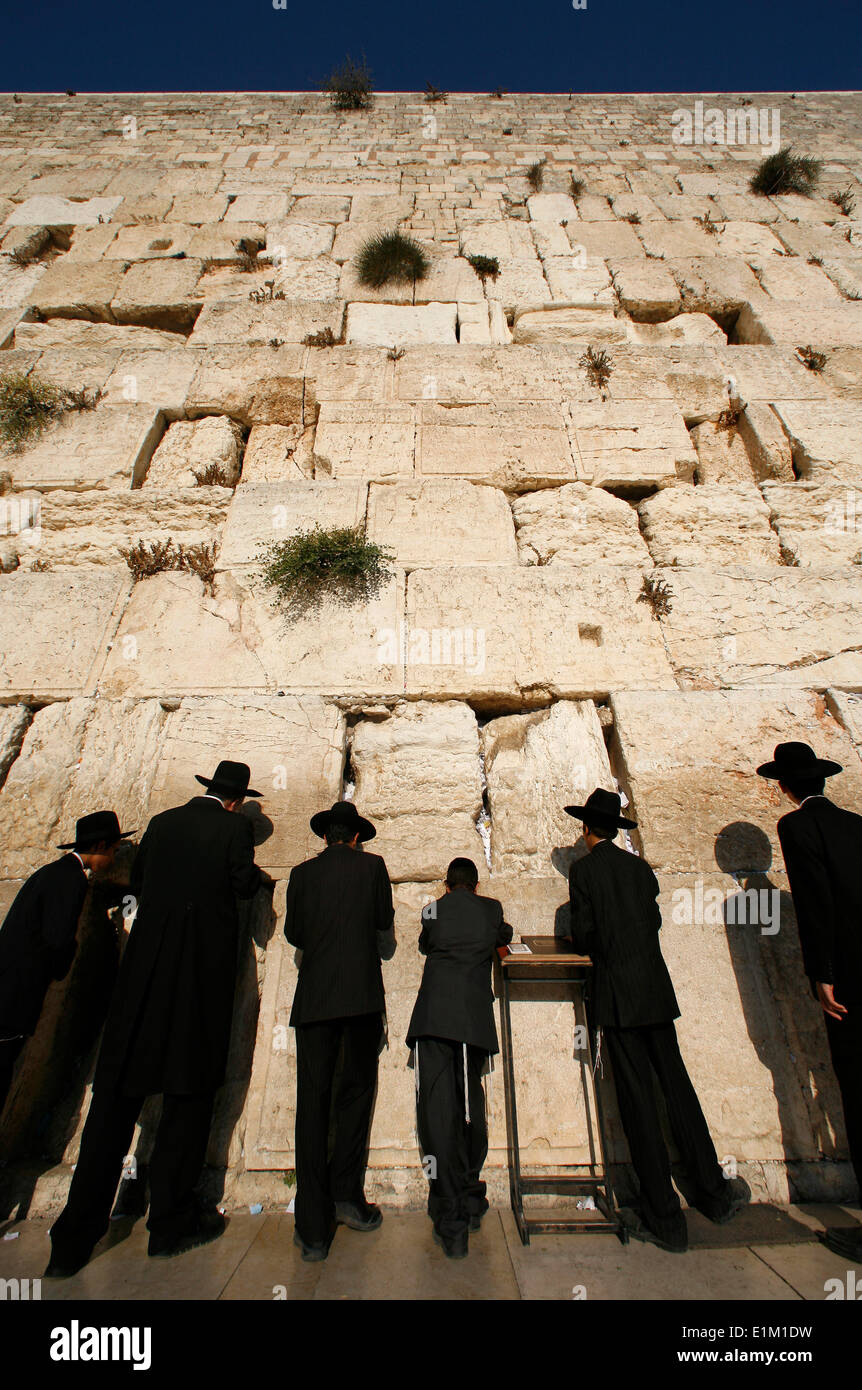Ultra-orthodoxe jüdische Männer beten an der Klagemauer in der Altstadt von Jerusalem Stockfoto