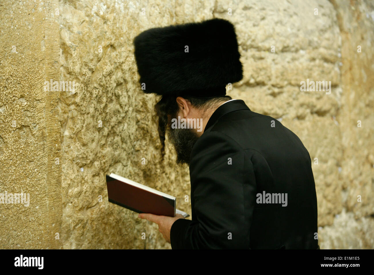 Ein orthodoxer Jude betet an der Klagemauer. Stockfoto