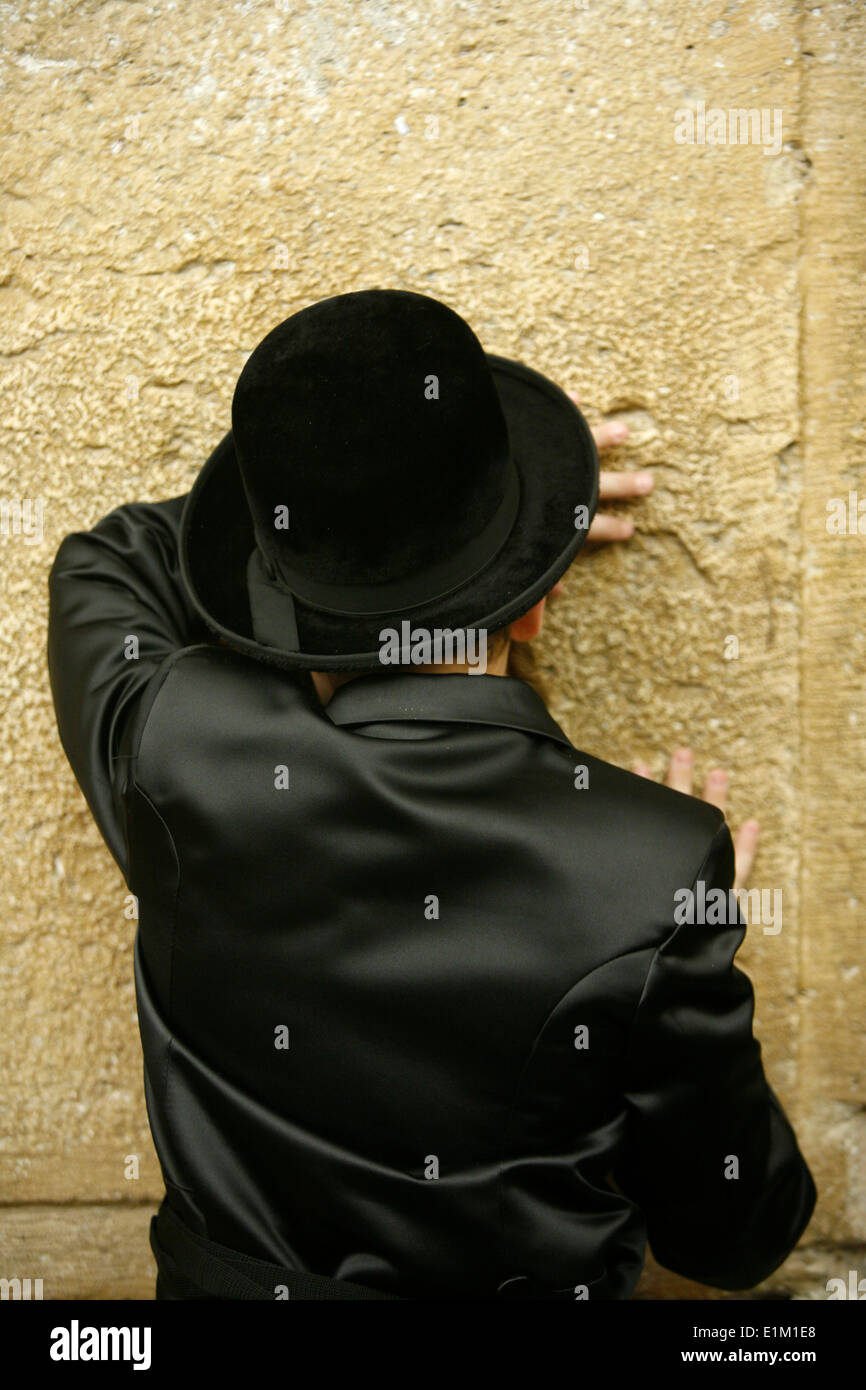 Ein orthodoxer Jude betet an der Klagemauer. Stockfoto