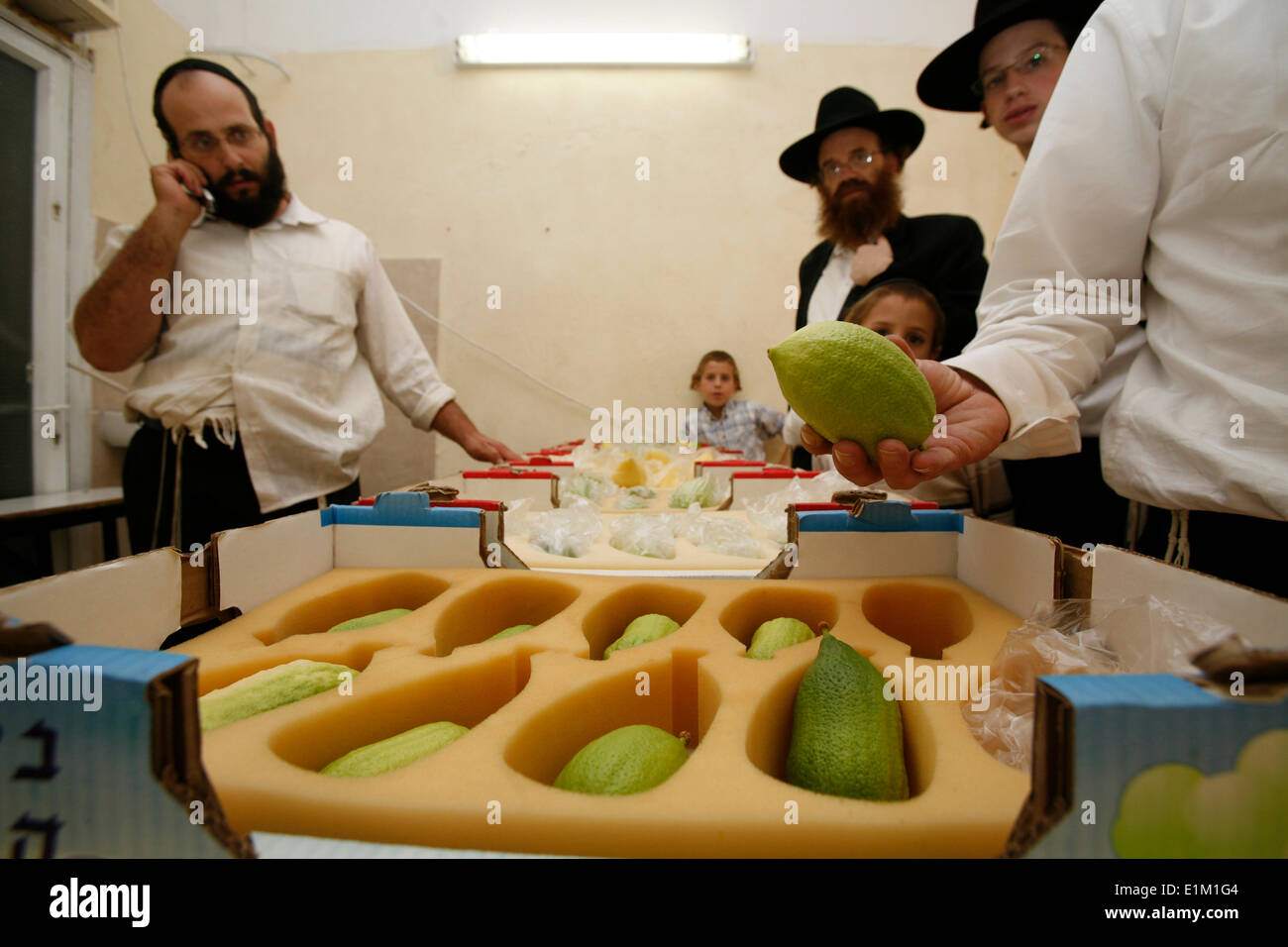 Orthodoxe Juden Verkauf von Zitrusfrüchten in Mea Shearim. Stockfoto