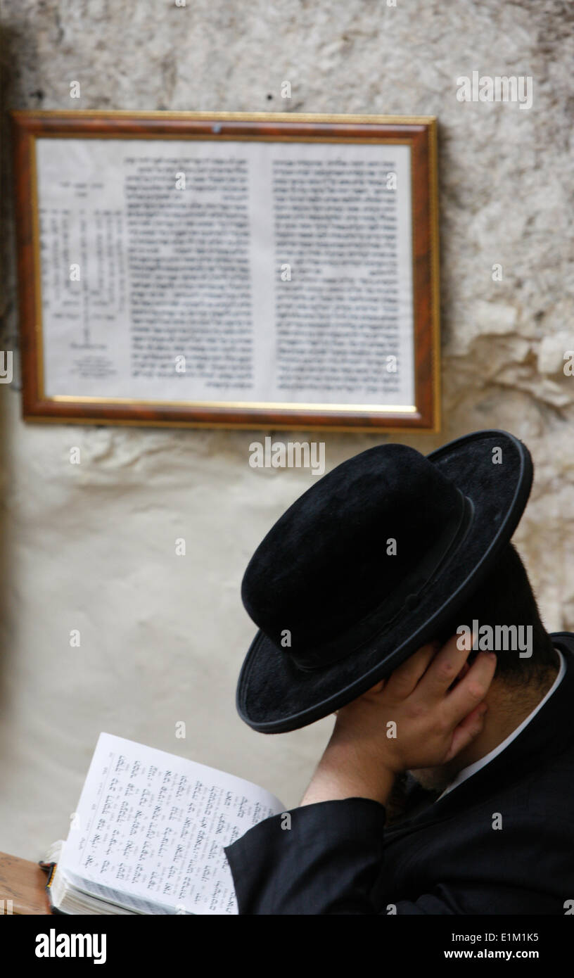 Orthodoxer Jude in Nahabit Shim'on Synagoge in Jerusalem Stockfoto