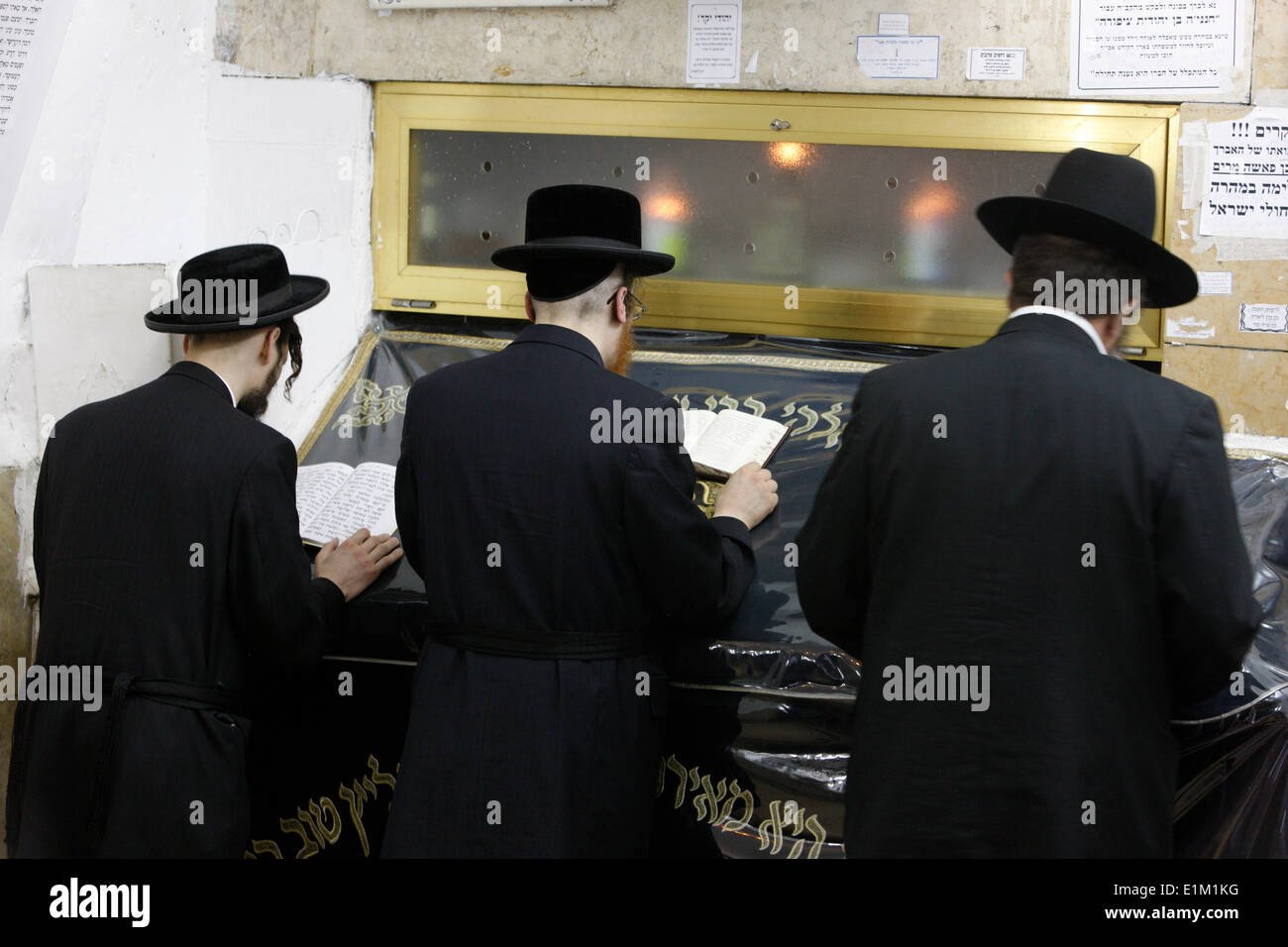 Orthodoxe Juden beten bei Shimon bar Yochai Grab in der Berg Meron Synagoge Stockfoto