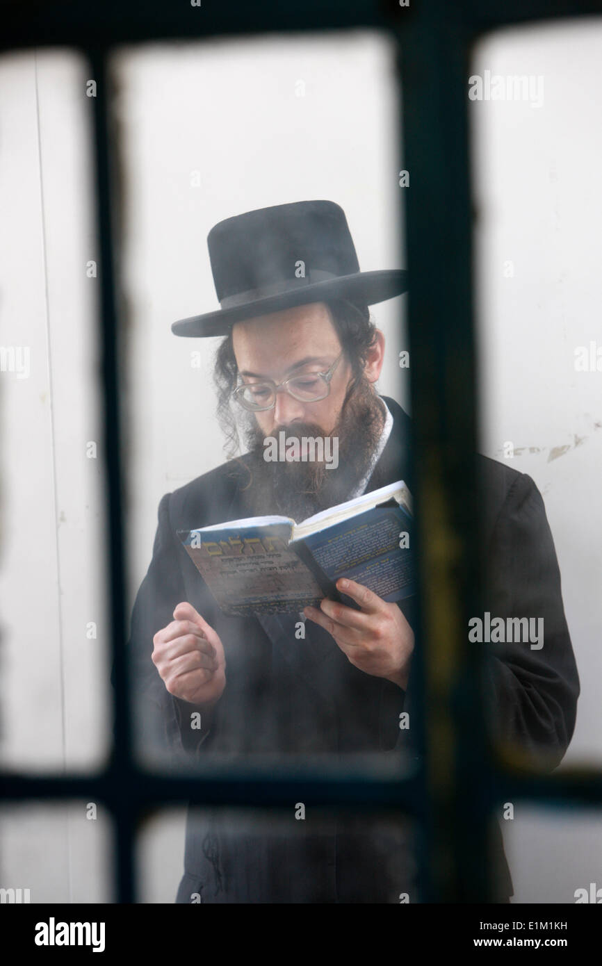 Orthodoxer Jude in der Synagoge Berg Meron Stockfoto