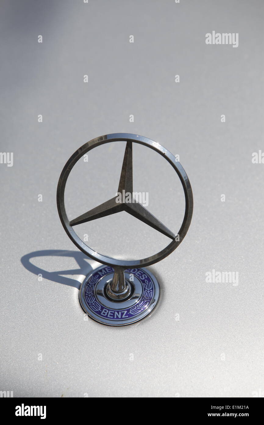 Mercedes Logo auf dem Auto Stockfoto