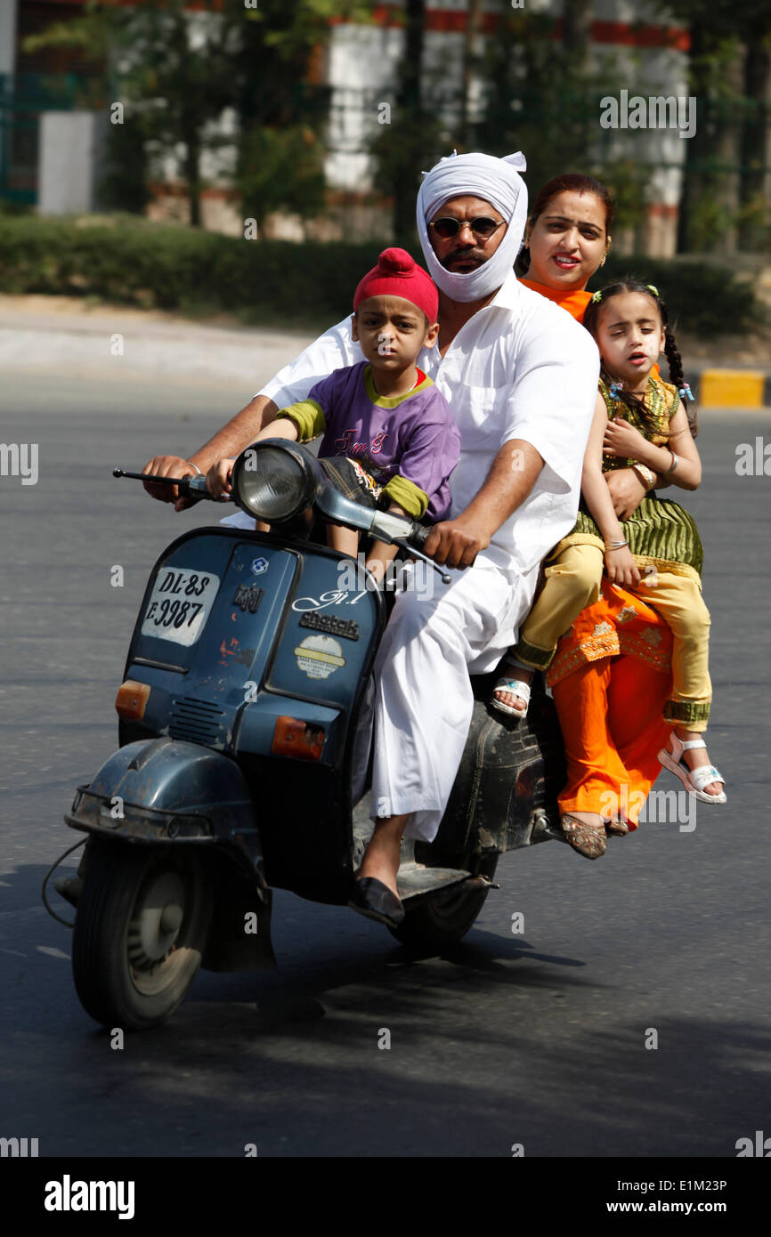 Sikh-Familie auf einem Roller Stockfoto