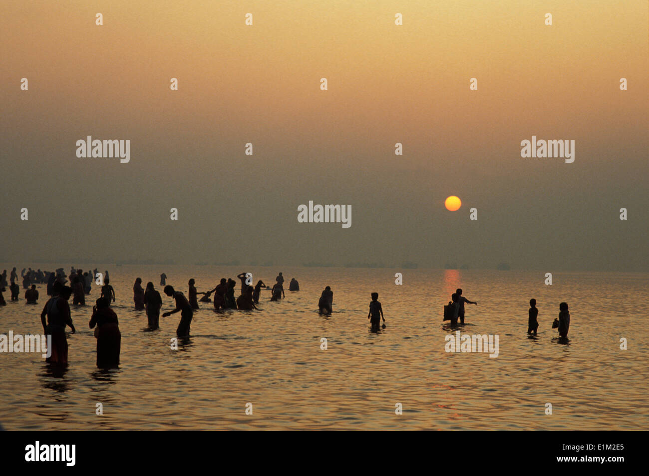 Hindu-Pilger Baden im Morgengrauen am Ganga Sagar Mela jährliche Wallfahrt an der Mündung des Ganges Stockfoto