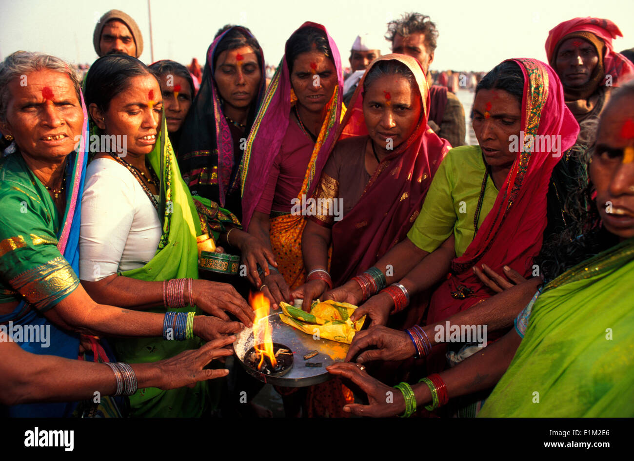 Hindu-Pilger teilen heilige Feuer am Ganga Sagar Mela jährliche Wallfahrt an der Mündung des Ganges Stockfoto