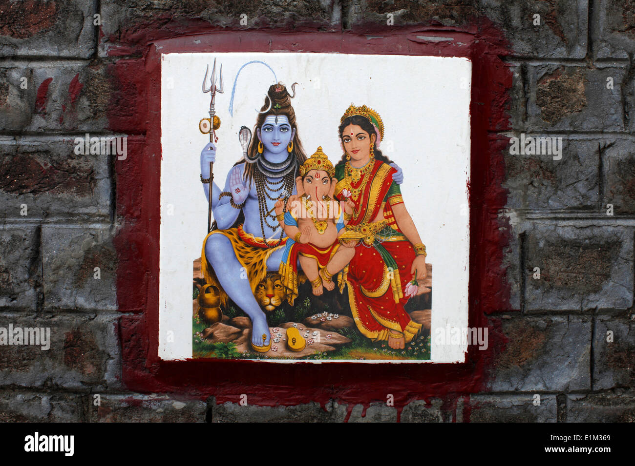 Shivas Familie dargestellt auf keramischen Fliesen an der Wand in Rishikesh Stockfoto