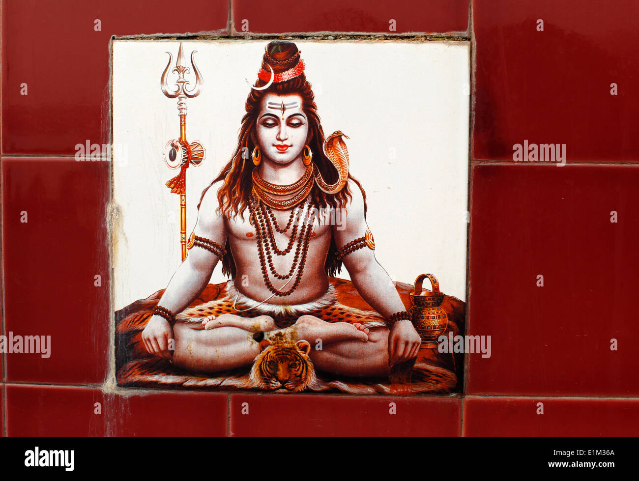 Shiva keramische Fliesen auf einer Baden-Ghat in Rishikesh Stockfoto