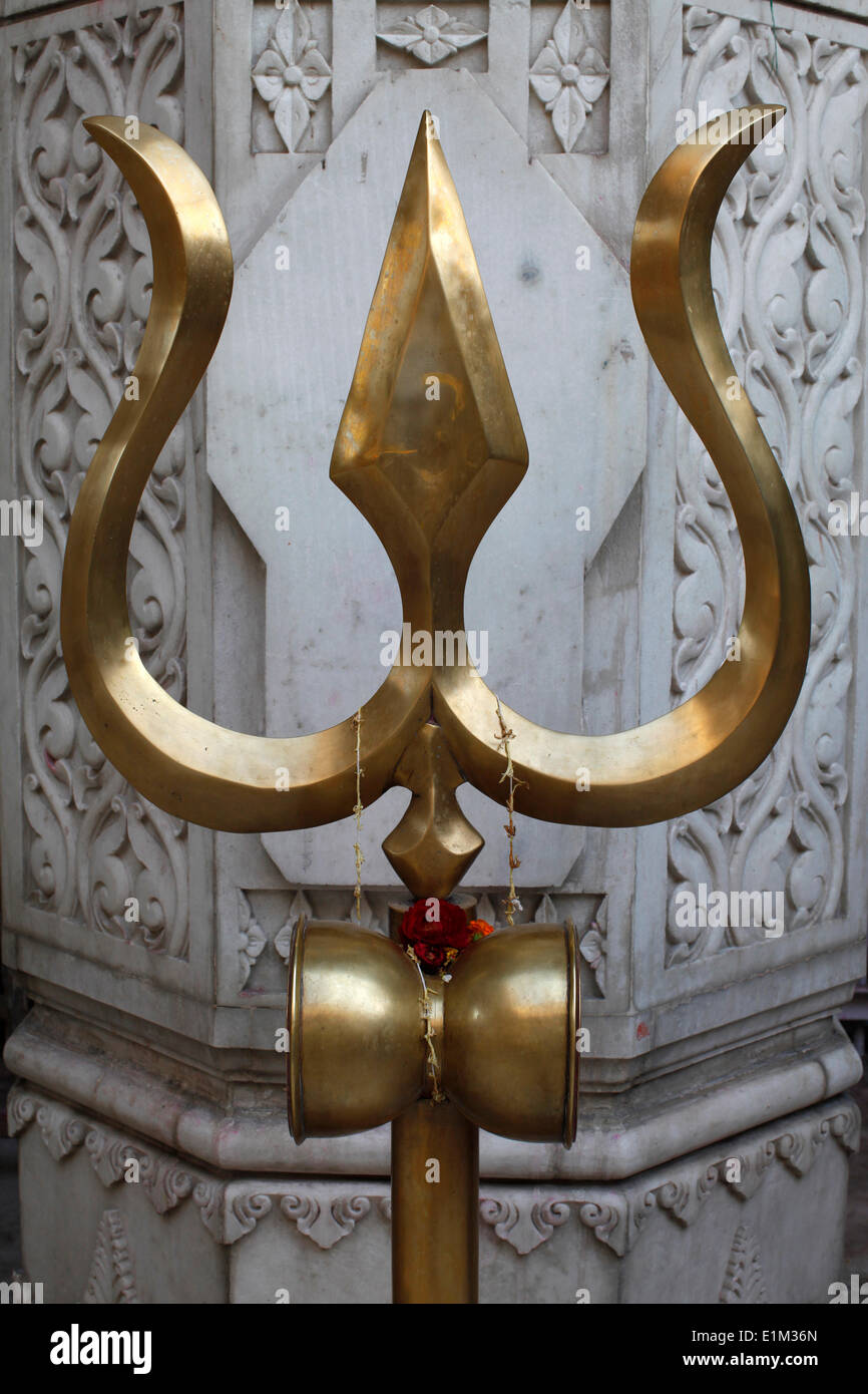 Trishula Shiva (Dreizack) und Damaru (kleine Trommel) in einem Tempel in Delhi Stockfoto