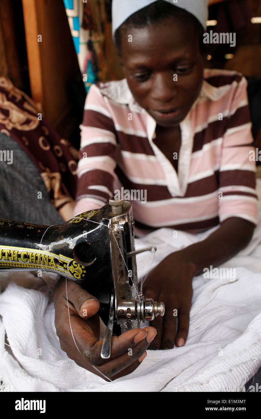 Einkommen schaffende Kleinunternehmen. Diese Schneiderin erhielt eine zinsloses Darlehen von WOFAK (Frauen Kampf gegen Aids in Kenia) Stockfoto