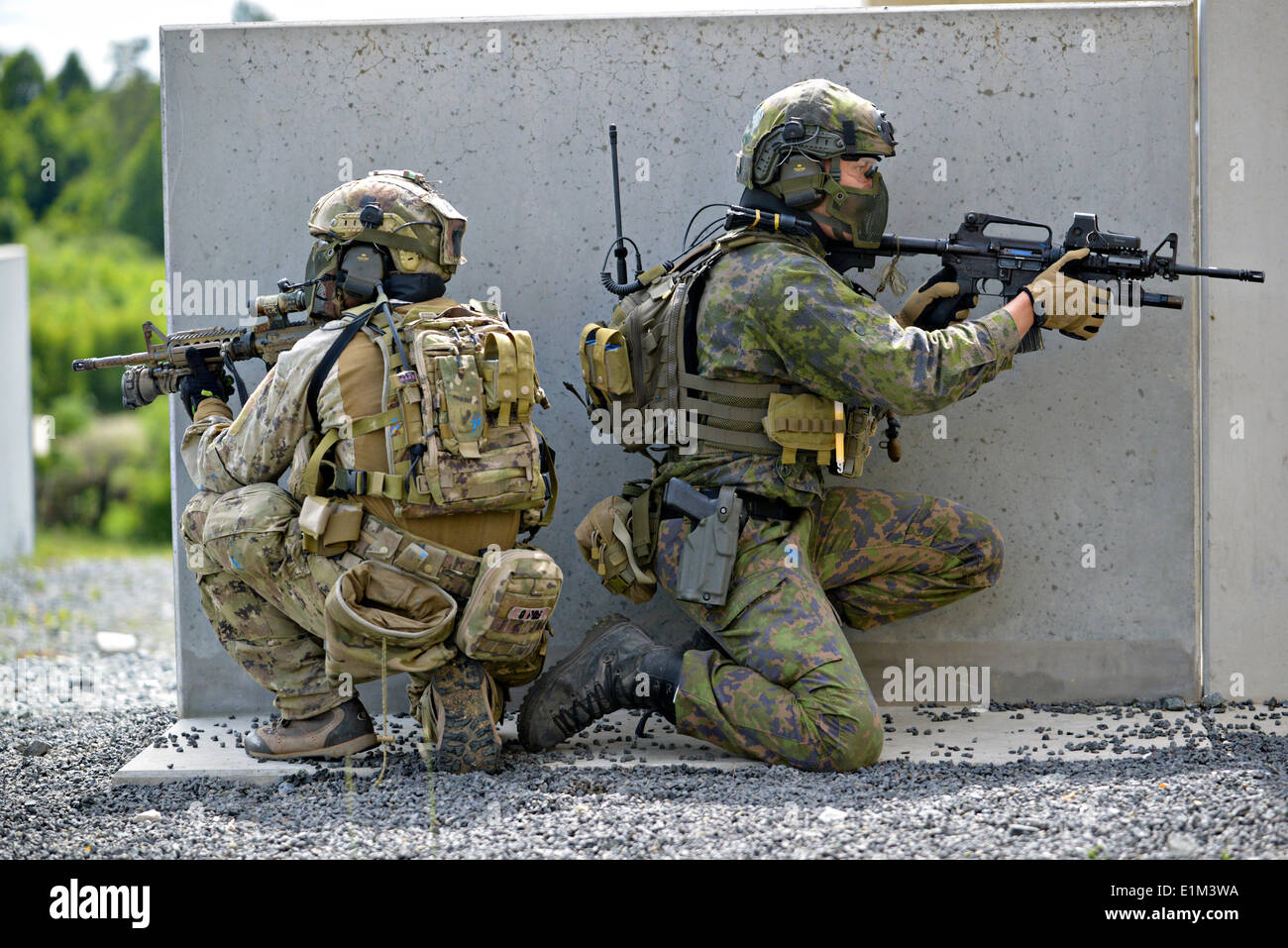 Sonderbetrieb Kräfte aus neun verschiedenen Nationen beteiligen Studiengangs International Special Training Center erweiterte enge Viertel Schlacht an der 7. Armee Joint Multinational Training Command 5. Juni 2014 in Grafenwöhr Training Area, Deutschland. Stockfoto