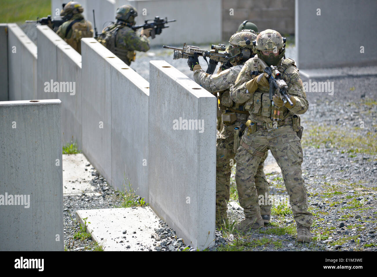 Sonderbetrieb Kräfte aus neun verschiedenen Nationen beteiligen Studiengangs International Special Training Center erweiterte enge Viertel Schlacht an der 7. Armee Joint Multinational Training Command 5. Juni 2014 in Grafenwöhr Training Area, Deutschland. Stockfoto
