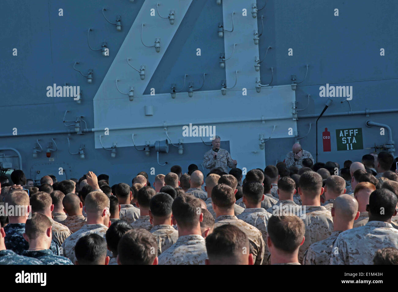 US Marine Corps General James Amos, Center, der Kommandant des Marinekorps, spricht zu Marines und Matrosen an Bord der amphibi Stockfoto