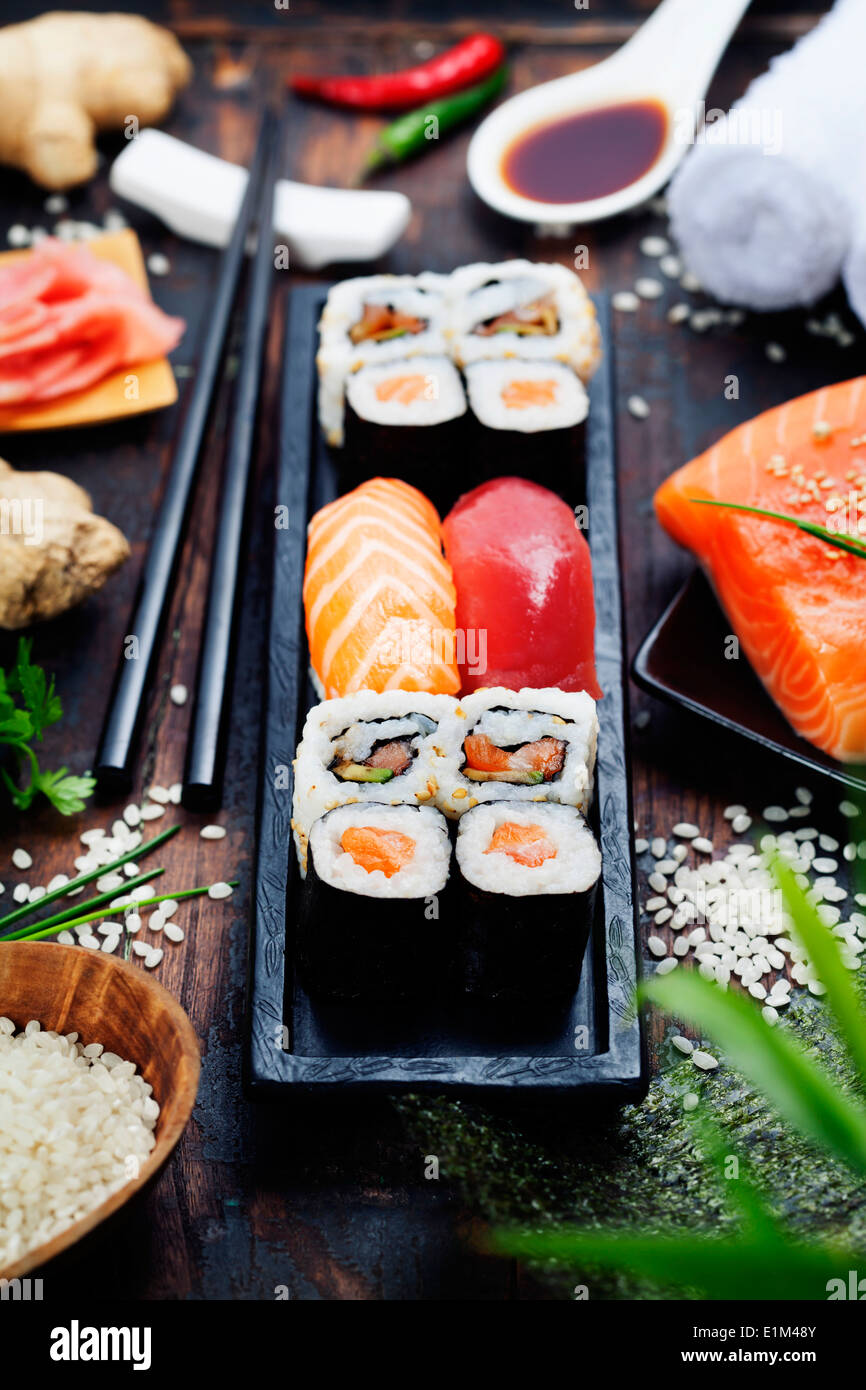 Sushi-Rollen mit Sushi Zutaten Stockfoto