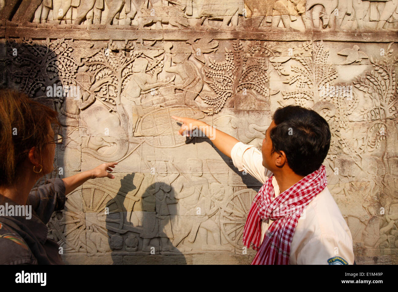 Reiseführer mit Elefanten und Krieger. Reliefskulptur auf dem Osten Außengalerie am Bayon. Stockfoto