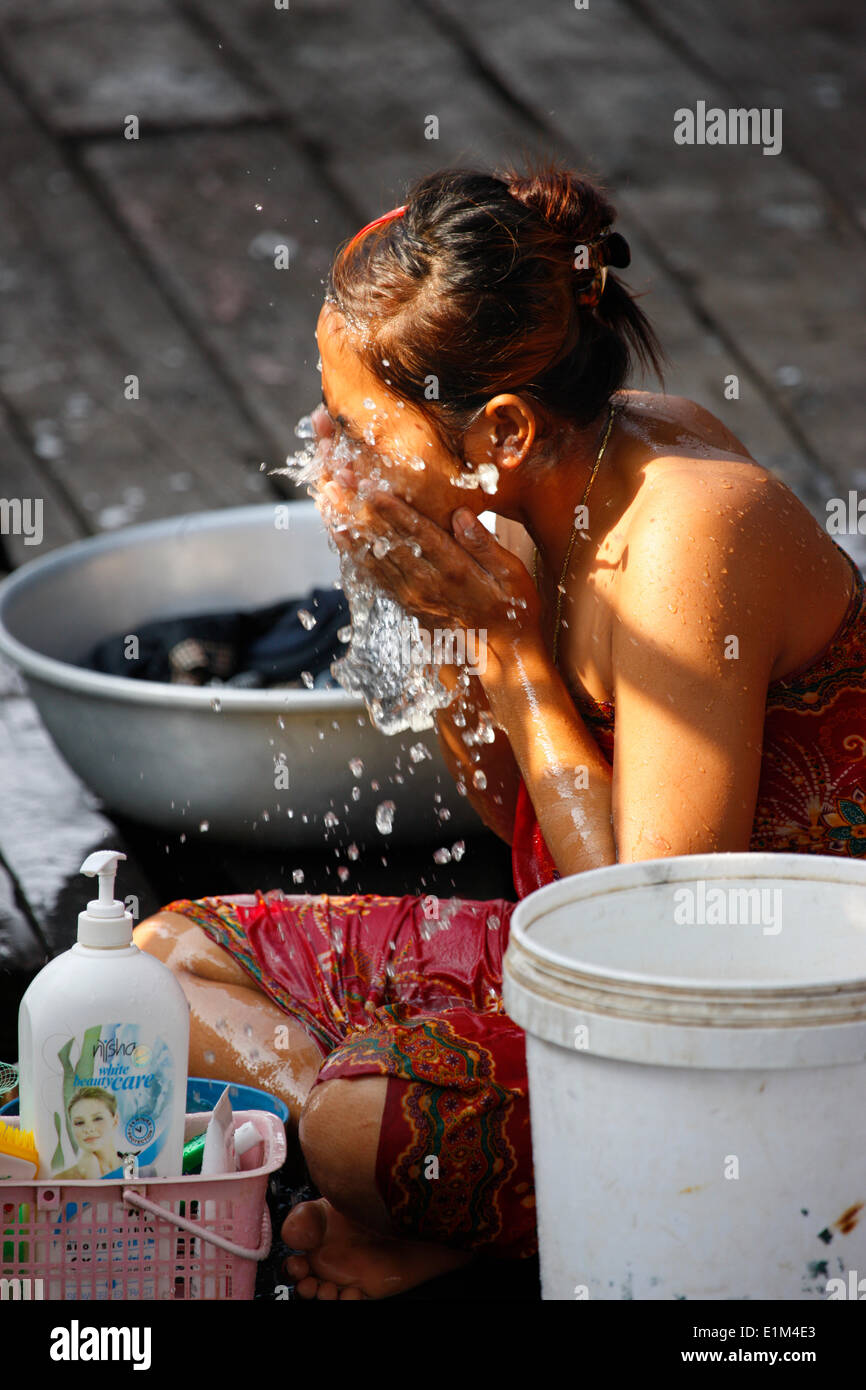 Alltag in einem kambodschanischen Dorf. Wash Stockfoto