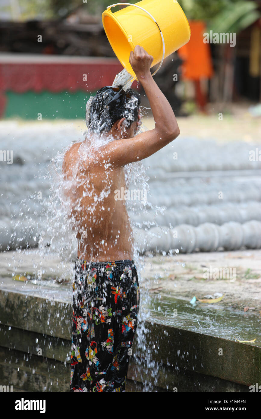 Alltag in einem kambodschanischen Dorf. Dusche Stockfoto