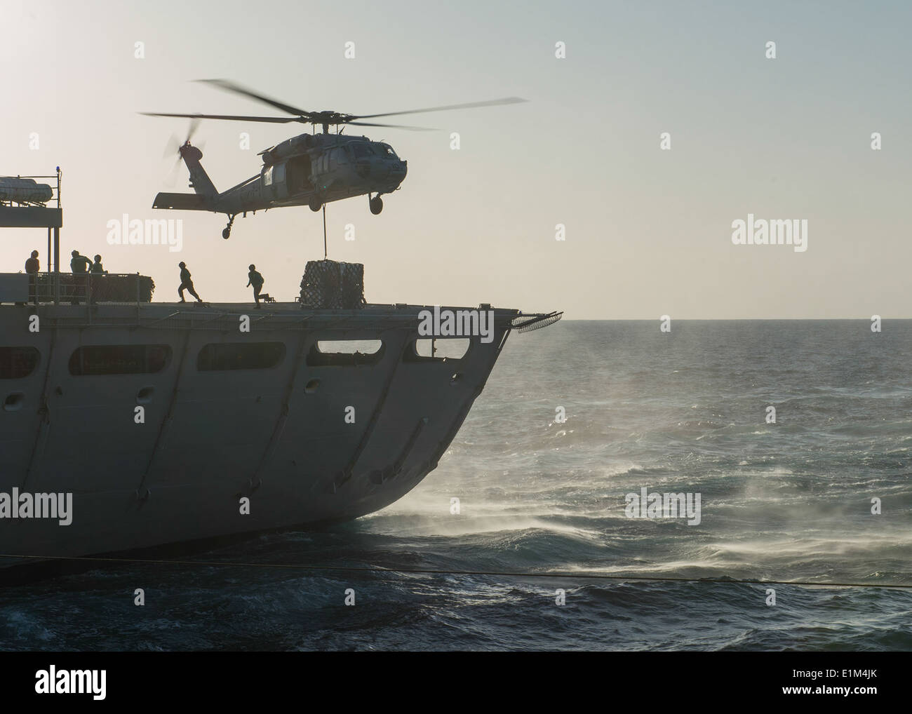 Ein US-Marine MH-60 Seahawk Hubschrauber Helikopter Meer bekämpfen Squadron (HSC) 22 Aufzüge Fracht aus dem Flugdeck t zugeordnet Stockfoto