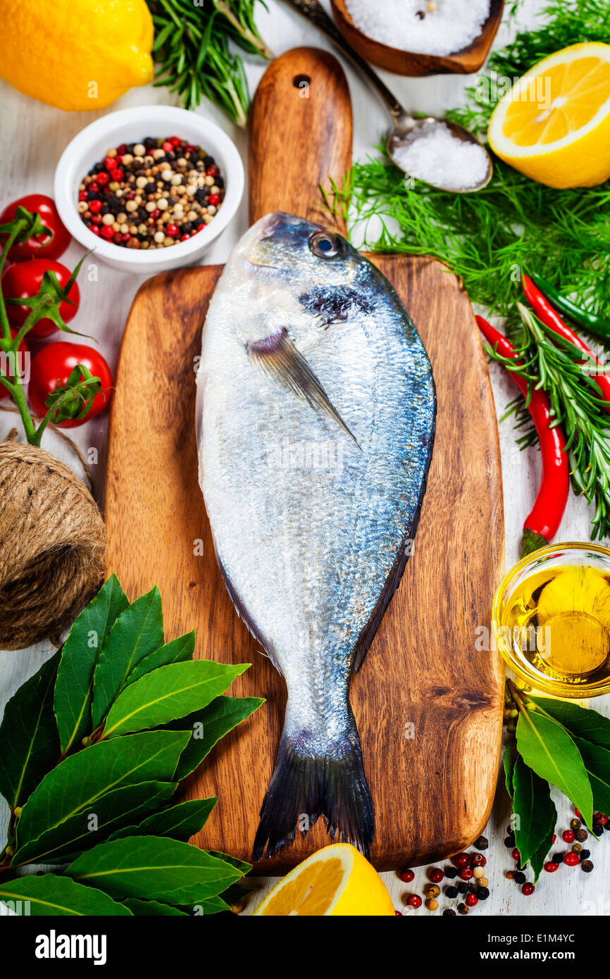 Dorado Fisch und Gemüse auf Holzbrett - Essen und trinken Stockfoto