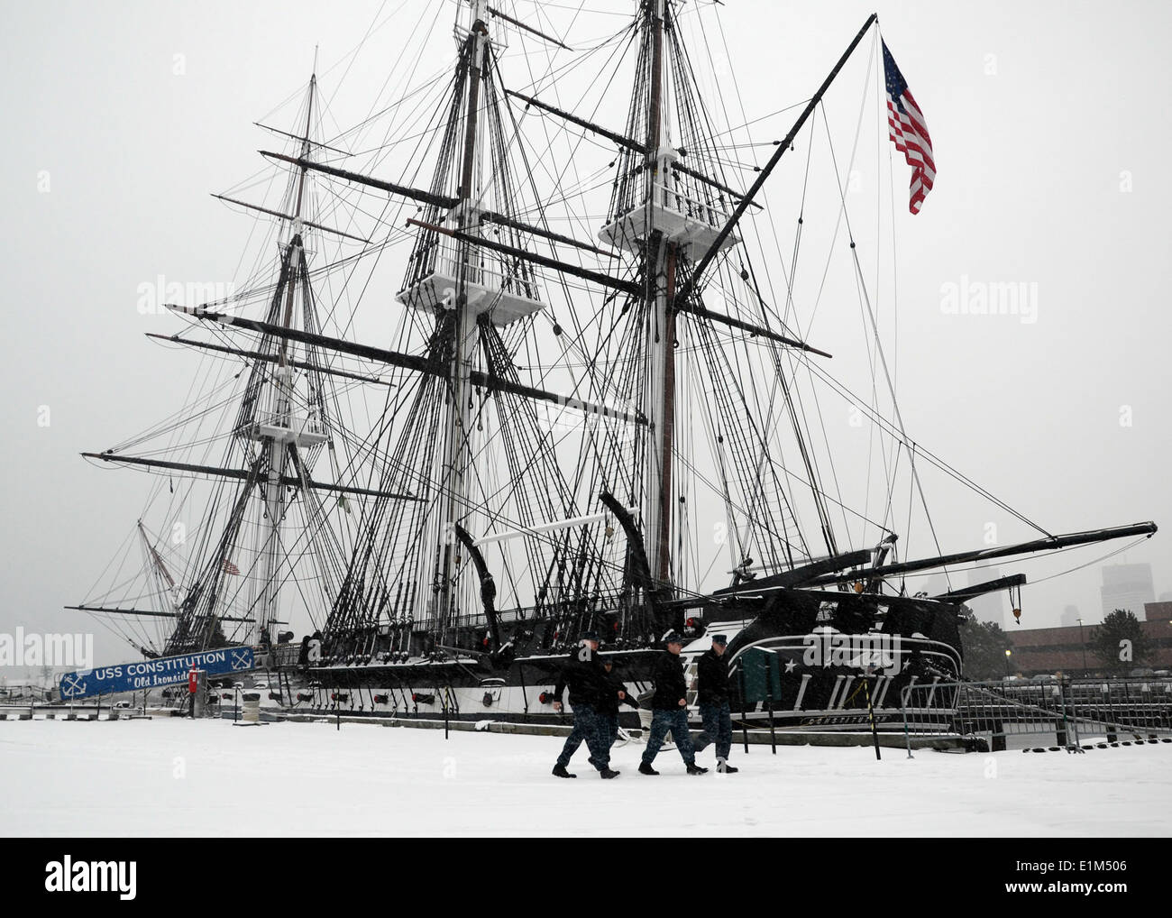 US-Segler, die USS Constitution zugewiesen Fuß in der Nähe des Schiffes Liegeplatz in Charlestown Navy Yard, Mass., 2. Januar 2014, während Stockfoto