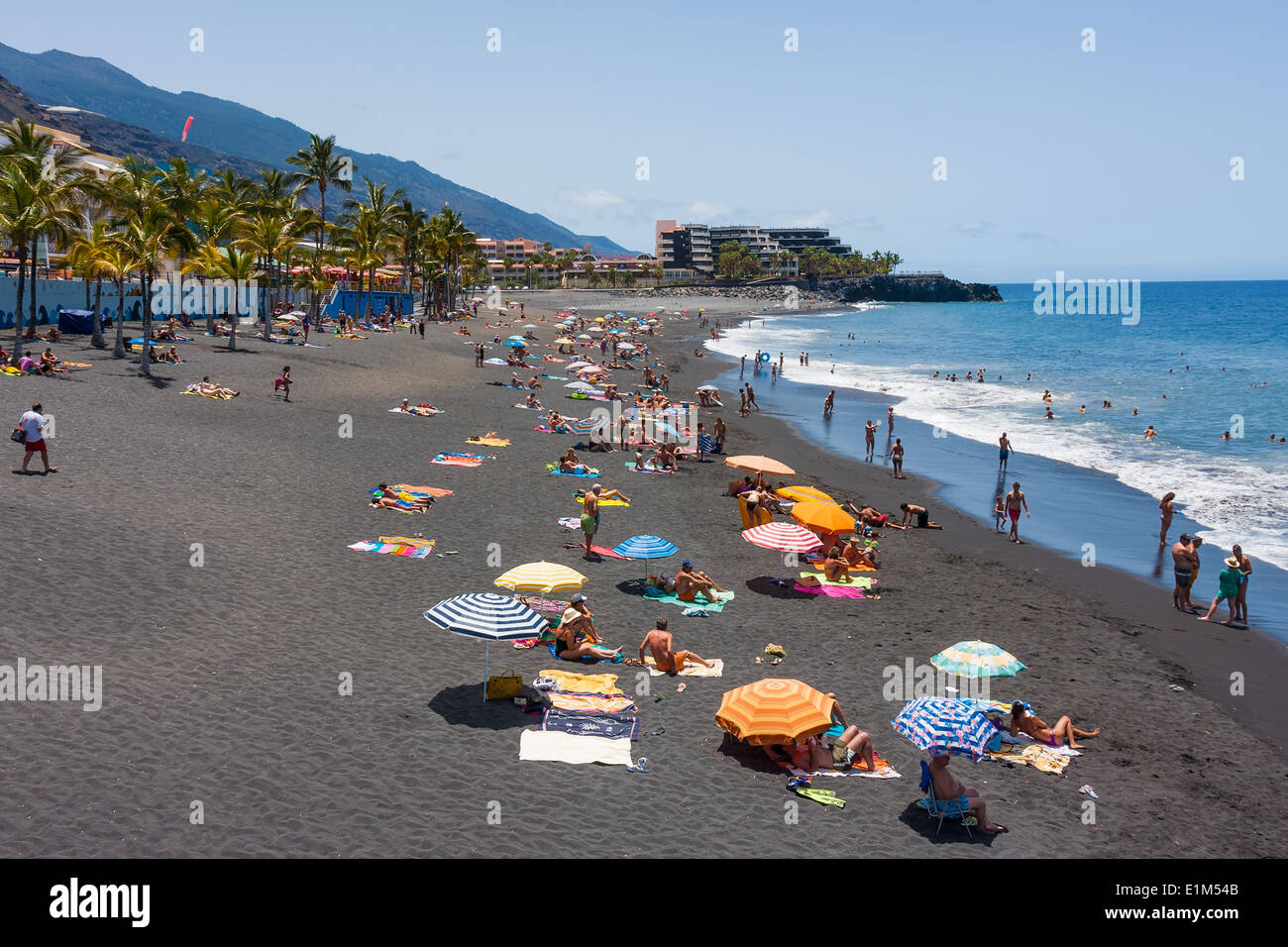 LA PALMA, Spanien - 20 Juli: Sonnenbaden Menschen am Strand mit schwarzem Lavasand am 20. Juli 2008 in der Nähe von Puerto Naos auf La Palma Insel Stockfoto