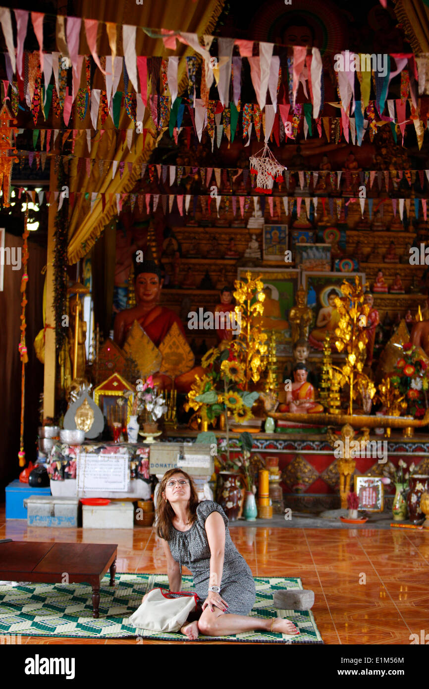 Europäerin eine kambodschanische Pagode besuchen. Stockfoto