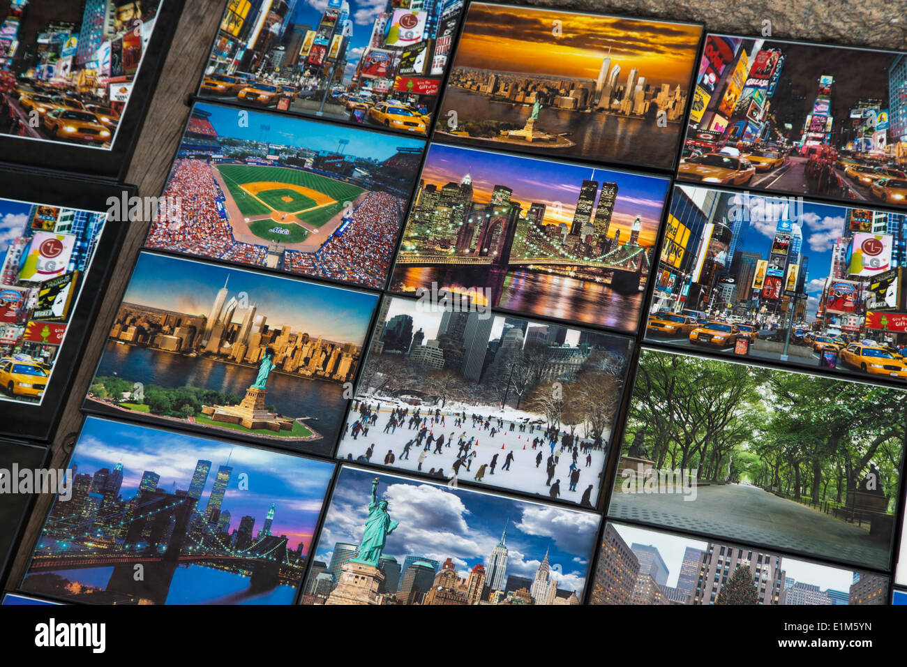 Gerahmte Fotos zum Verkauf auf der Brooklyn Bridge Stockfoto