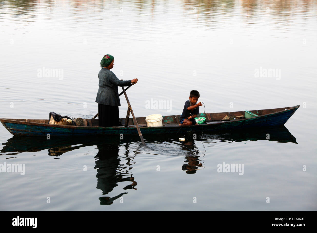 Mutter und Sohn Angeln am Fluss Kampot Salz Stockfoto