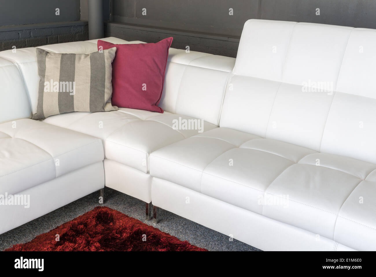 Couch mit weißen Polstern und zwei Kissen Stockfoto