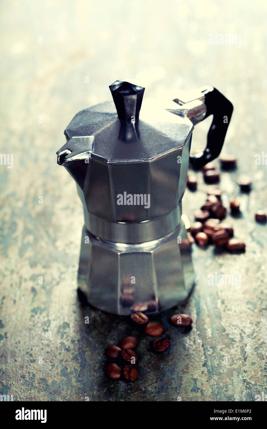 Kaffeemaschine auf einem Tisch Stockfoto Kaffeemaschine auf einem Tisch Stockfoto