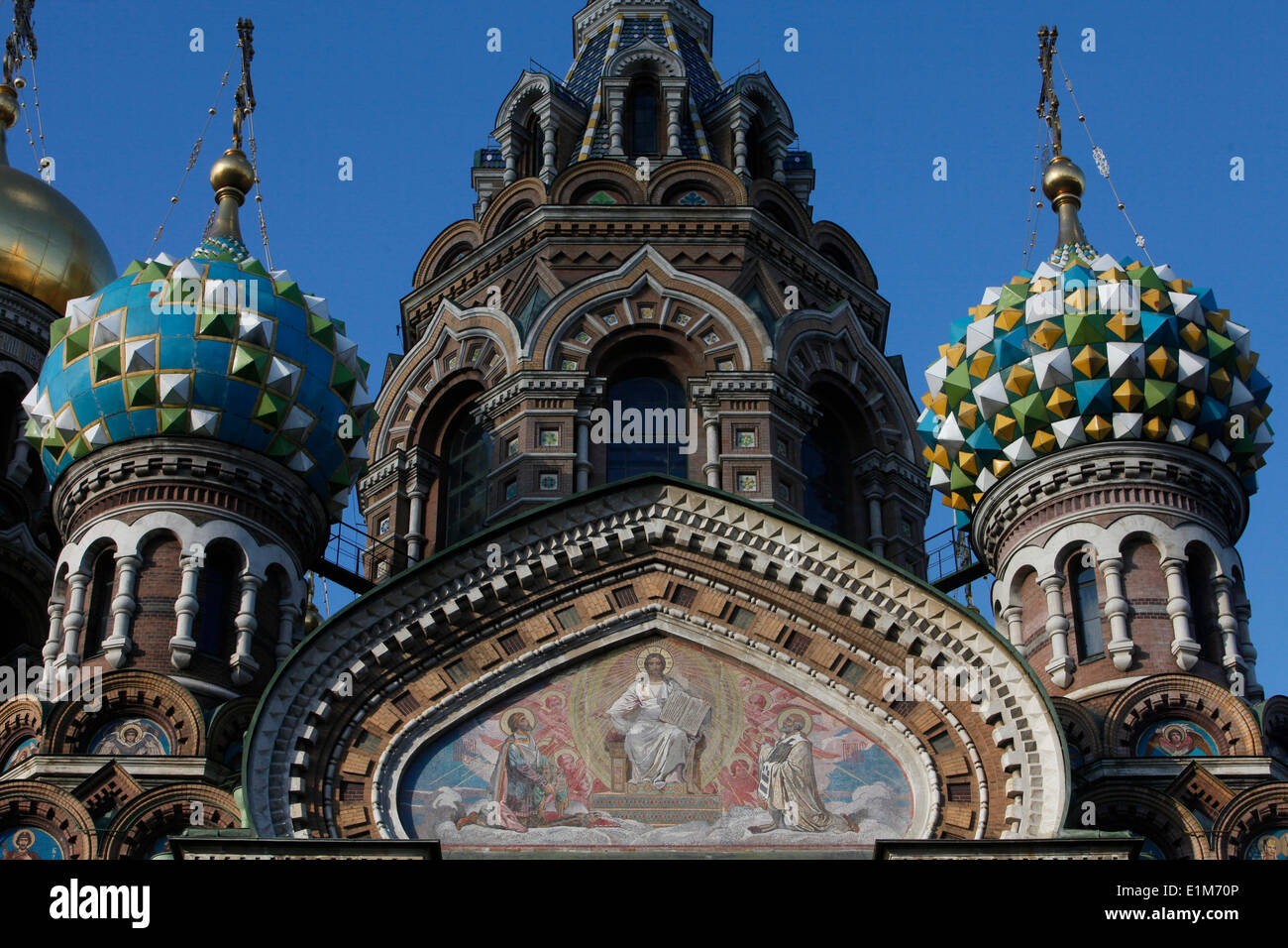 Kirche des Retters auf Blut oder Kirche der Auferstehung. Fassaden-Mosaik. Stockfoto