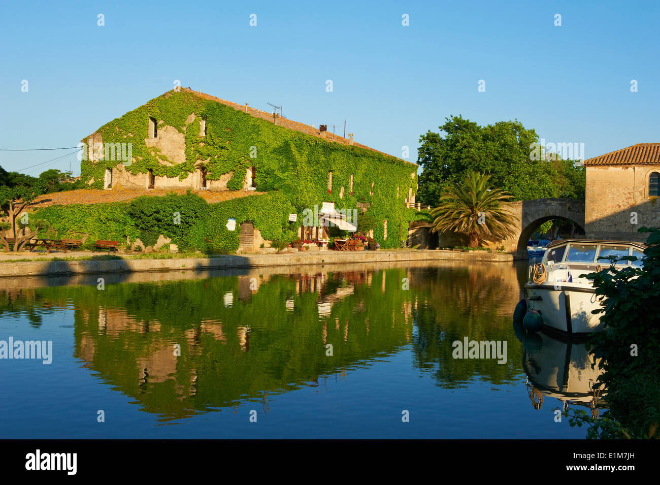 Frankreich, Languedoc-Roussillon, Aude (11), Stadt von Le Somail, Canal du Midi, Flusshafen Stockfoto