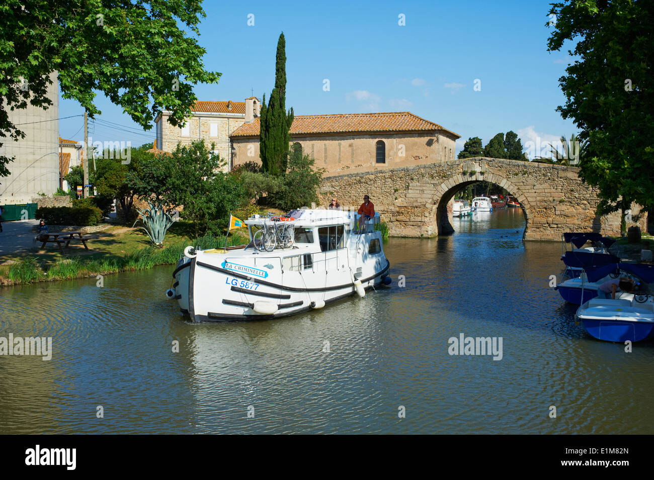 Frankreich, Languedoc-Roussillon, Aude (11), Stadt von Le Somail, Canal du Midi, Flusshafen, Saint-Marcel-Brücke Stockfoto
