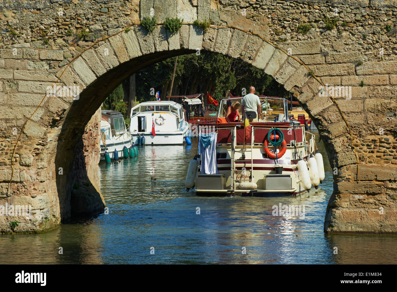 Frankreich, Languedoc-Roussillon, Aude (11), Stadt von Le Somail, Canal du Midi, Flusshafen, Saint-Marcel-Brücke Stockfoto