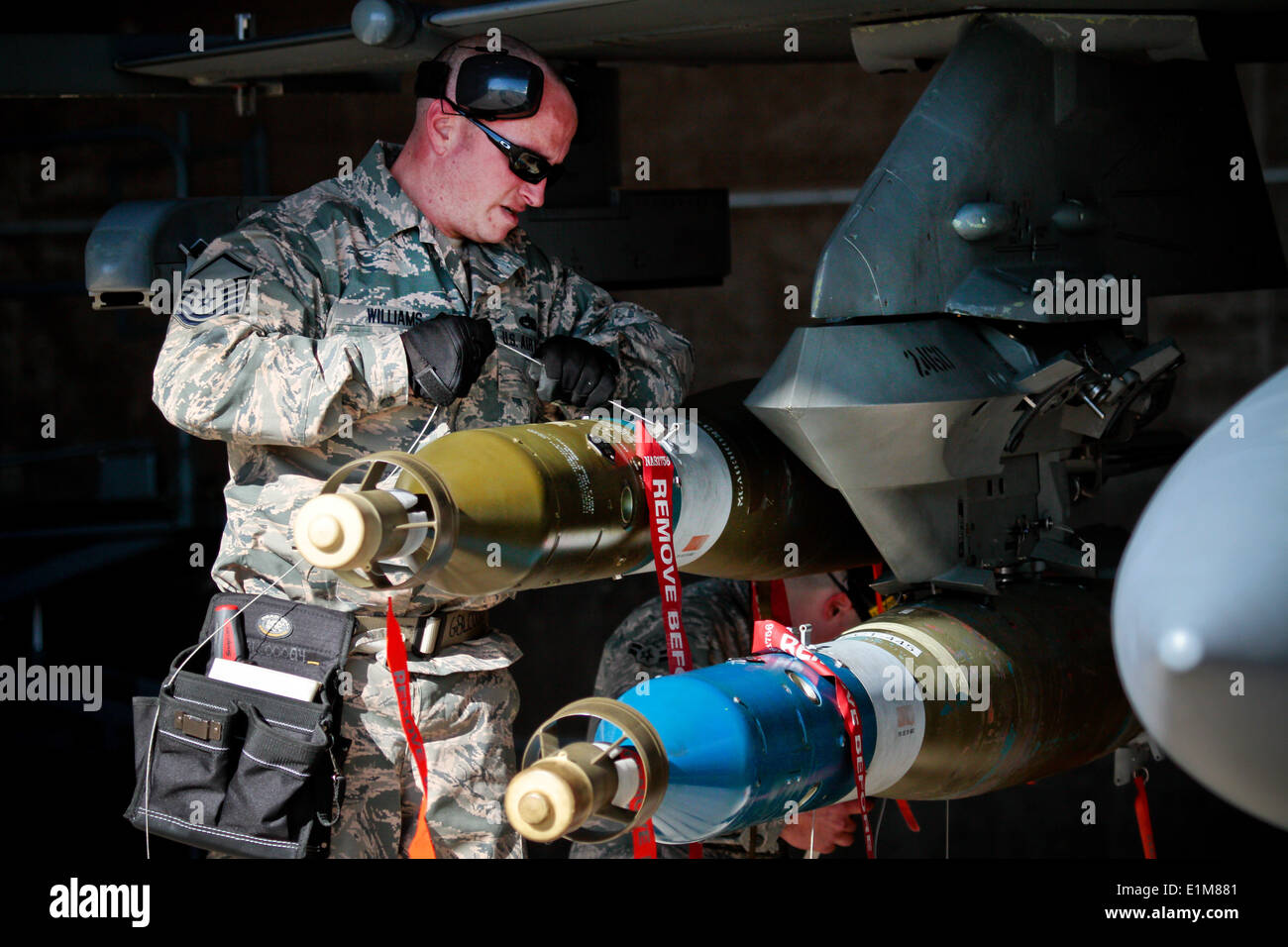 US Air Force Master Sgt. Keith Williams, ein Flugzeug Bewaffnung Systemspezialist 177. Aircraft Maintenance S zugewiesen Stockfoto