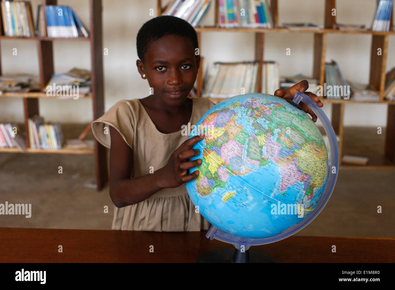 Weltkarte (Globus) in einer afrikanischen Schule Stockfoto