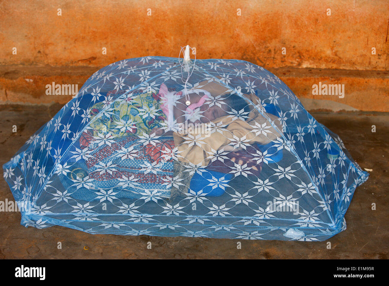 Afrikanische Baby schlafen unter einem Moskitonetz. Stockfoto