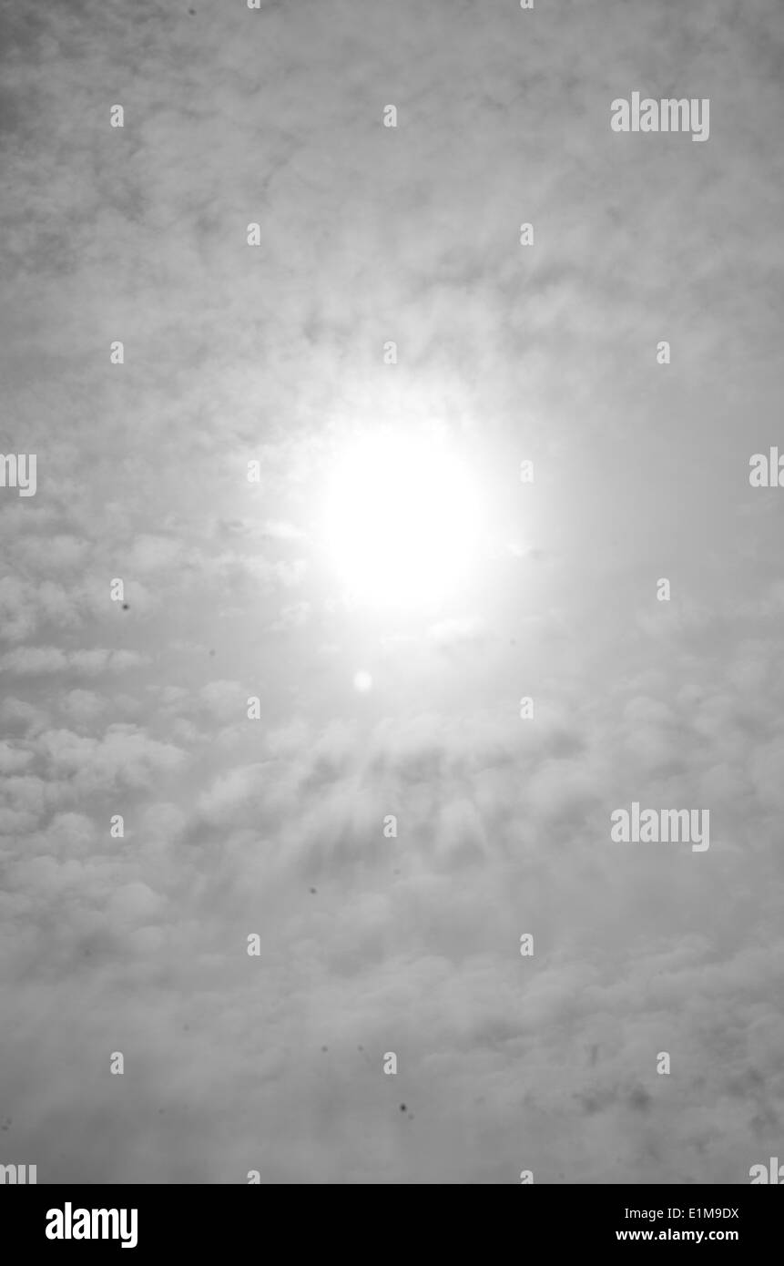 Sonnenaufgang mit verschwommenen Wolken in schwarz / weiß Stockfoto