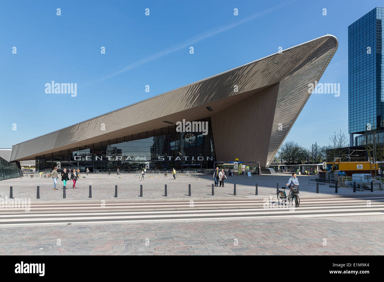 ROTTERDAM, Niederlande - APRIL 16: Unbekannte Reisende sind betreten und verlassen der neuen in 2014 Umbau Hauptbahnhof von Ro Stockfoto