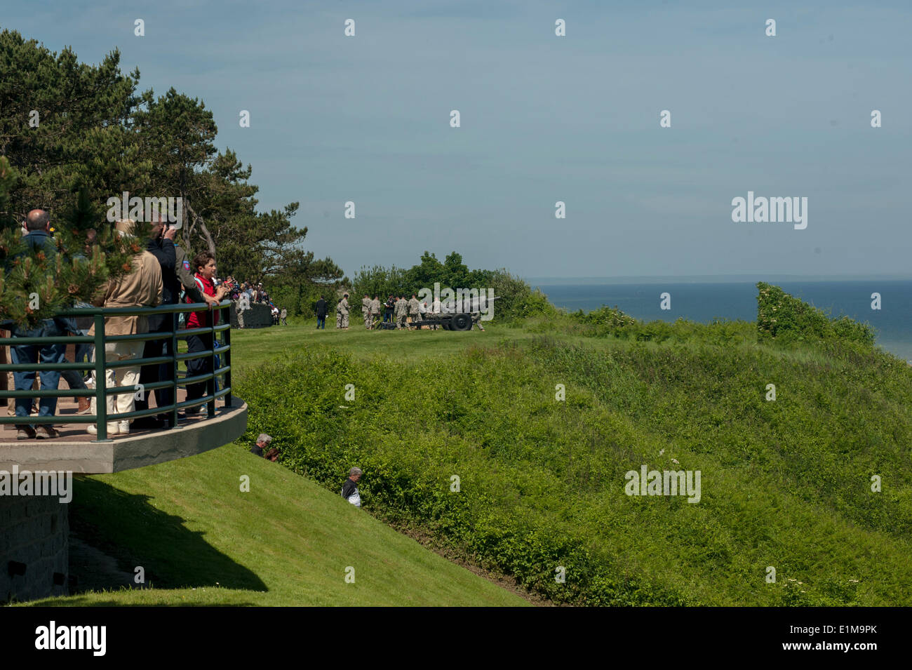 Colleville, Normandie, Frankreich. D-Day Strände, Touristen in zweiten Weltkrieg Schlachtfeld am Atlantikküste Stockfoto