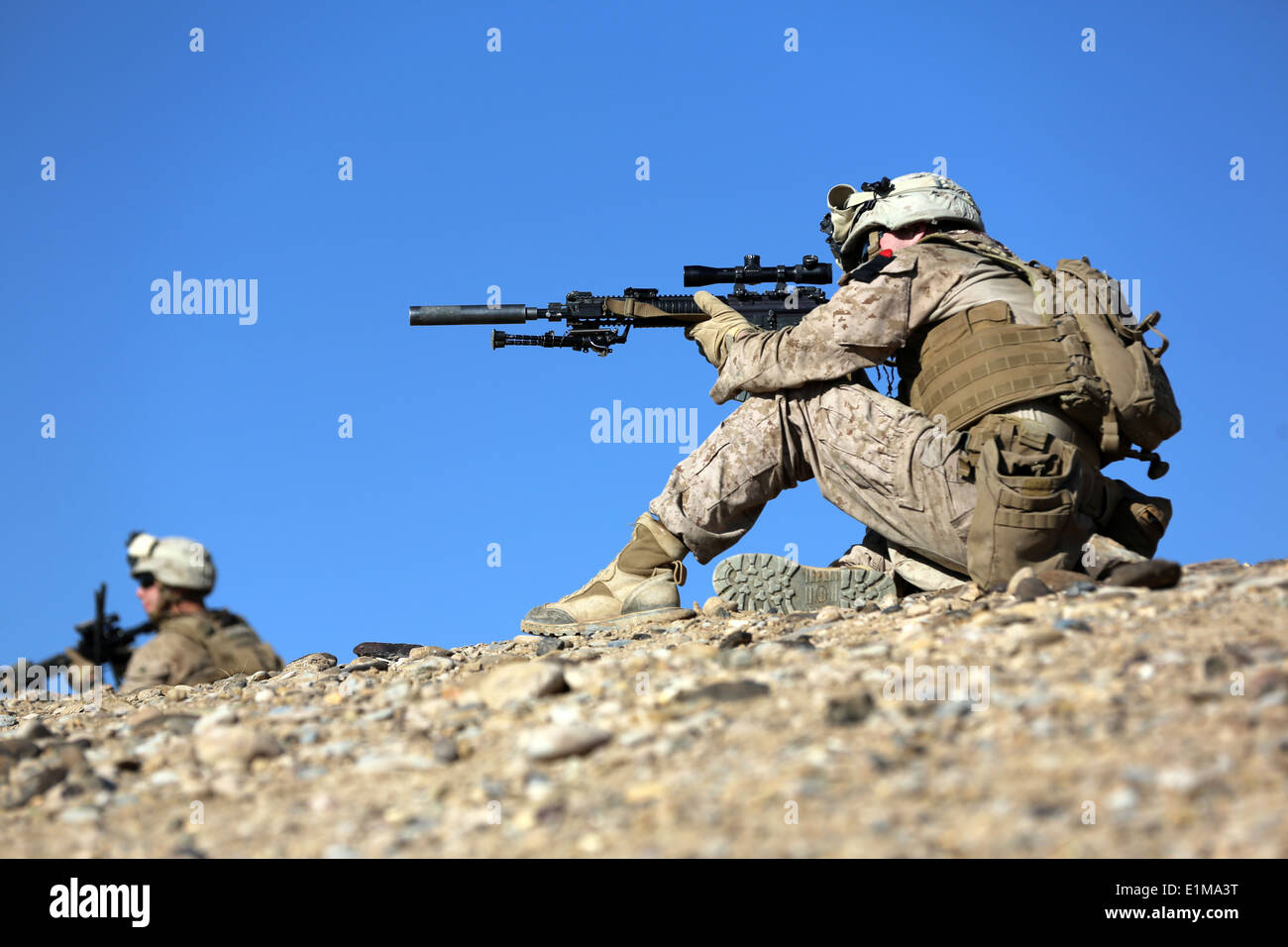 US-Marines mit Charlie Kompanie, 1. Bataillon, 9. Marineregiment sorgen für Sicherheit während einer Patrouille in der Nähe von Patrol Base Boldak Stockfoto